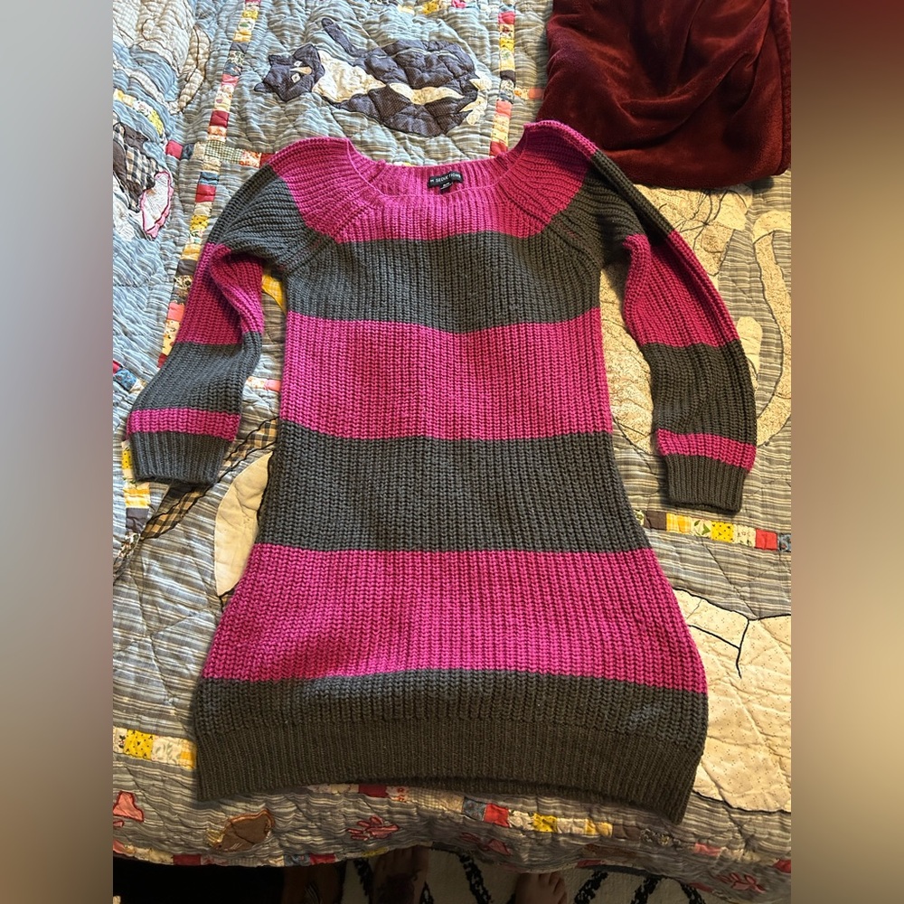 💥Vibrant Pink and Gray Striped Sweater